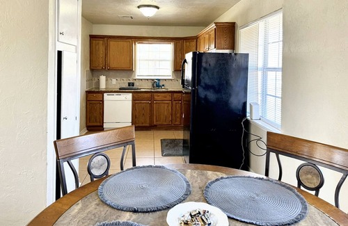 Central Oklahoma City Apartment | 2 brs House With Fenced Yard Near the ZOO