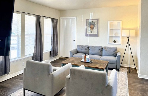 Central Oklahoma City Apartment | 2 brs House With Fenced Yard Near the ZOO