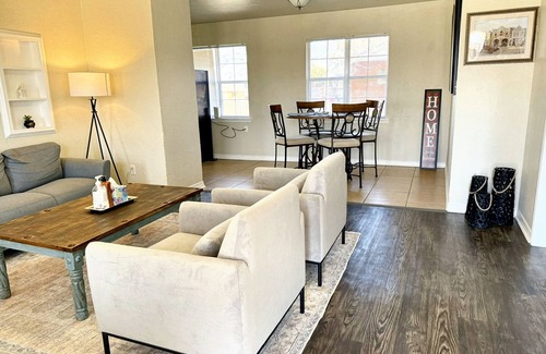 Central Oklahoma City Apartment | 2 brs House With Fenced Yard Near the ZOO