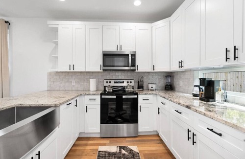 University Hills and Windsor Park House | 2 Combined Homes - Mins 2 ACL/Formula 1/Downtown