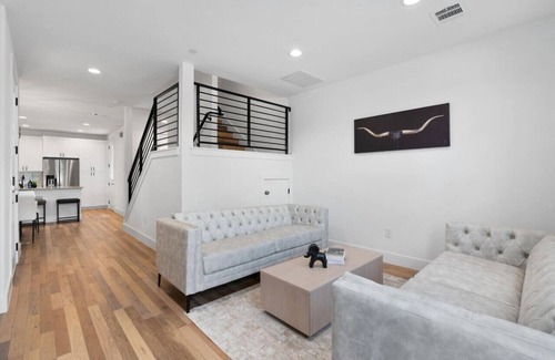 University Hills and Windsor Park House | 2 Combined Homes - Mins 2 ACL/Formula 1/Downtown