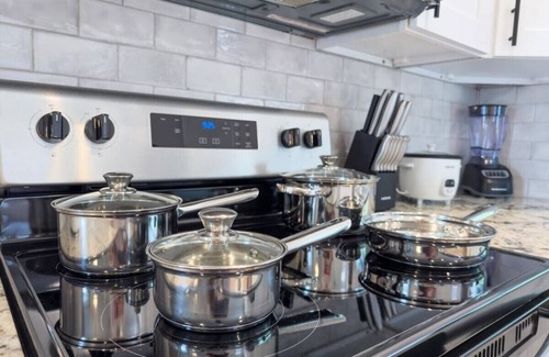 University Hills and Windsor Park House | 2 Combined Homes - Mins 2 ACL/Formula 1/Downtown