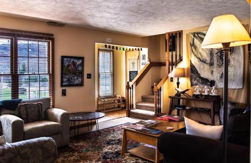Zion National Park South Entrance Hotel | 2 Cranes Inn - Zion