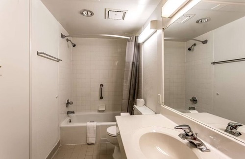 Edgewood Hotel | 2 Delightful Rooms Near Edgewood Parks w/Breakfast & Free Coffee in Lobby