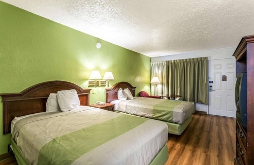 Edgewood Hotel | 2 Delightful Rooms Near Edgewood Parks w/Breakfast & Free Coffee in Lobby