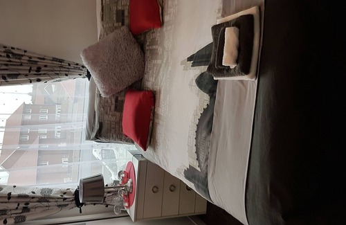 Ebbsfleet Valley Apartment | 2 double beds plus 2 sofa beds in a 2 bed apartment.