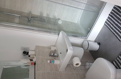 Ebbsfleet Valley Apartment | 2 double beds plus 2 sofa beds in a 2 bed apartment.