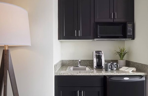 Capitol Hill Hotel | 2 Elegant City Retreat Steps from Smithsonian Museum and Iconic DC Landmarks