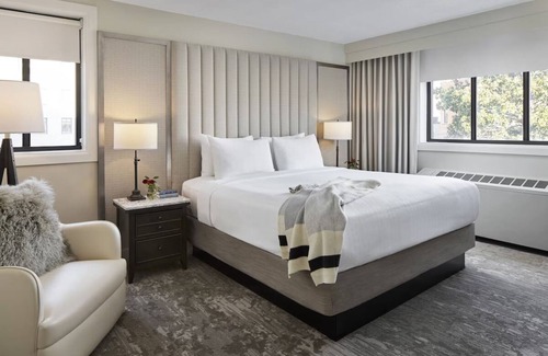 Capitol Hill Hotel | 2 Elegant City Retreat Steps from Smithsonian Museum and Iconic DC Landmarks