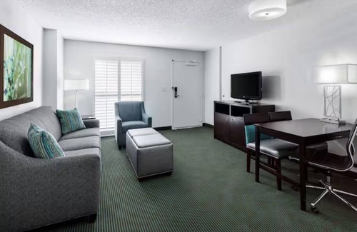 Florida Central Atlantic Coast Hotel | 2 Elegant Suites Perfect for Theme Park Escapes + Free Breakfast and Shuttle