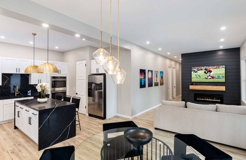 Paradise Valley Village Villa | 2 Homes in 1 l Pickleball l Speakeasy l Gym l Pool