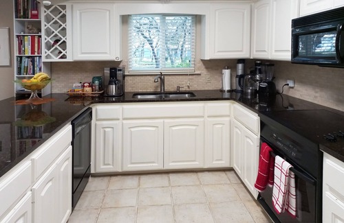 San Marcos House | 2 King Beds in Relaxing Oasis in Texas Hill Country - Free Wi-Fi, Parking, Snack