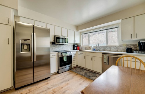 Northeast Reno House | 2 Mi to Dtwn Reno & UNR: City-View Townhome!