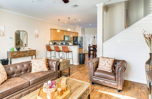 College Station House | 2 Mi to Texas A&M: Unit w/Pool & Hot Tub Access
