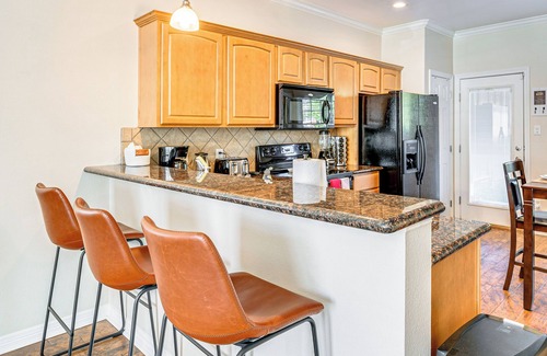 College Station House | 2 Mi to Texas A&M: Unit w/Pool & Hot Tub Access