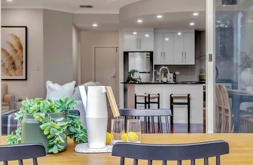 Glenelg North House | 2 min from beach! Glenelg Gem | 4BR, BBQ, Patio