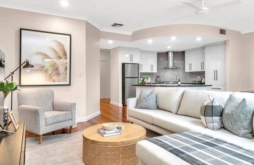 Glenelg North House | 2 min from beach! Glenelg Gem | 4BR, BBQ, Patio