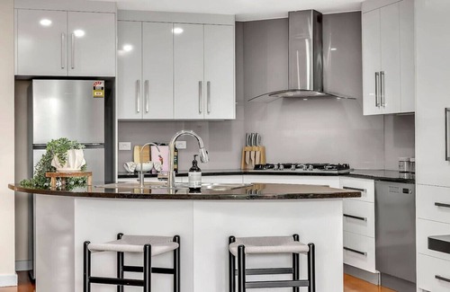 Glenelg North House | 2 min from beach! Glenelg Gem | 4BR, BBQ, Patio