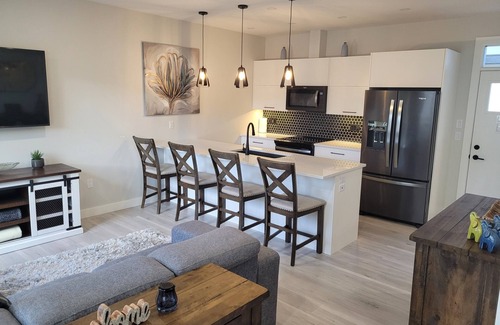 Okanagan-Similkameen House | 2-Min Lake Stroll: Chic 2-Bed Downtown Gem!rnrn