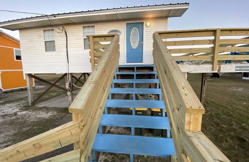 Fort Morgan House | 2 Minute walk to the secluded beaches of Fort Morgan! Pet friendly! Quiet Space!