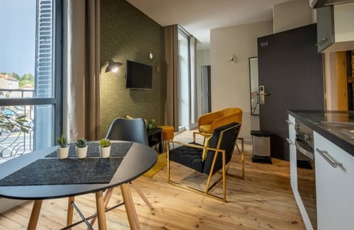 Chatel-Guyon Apartment | 2-person air-conditioned 1-bedroom apartment near Aïga Resort Puy de la Vache 100