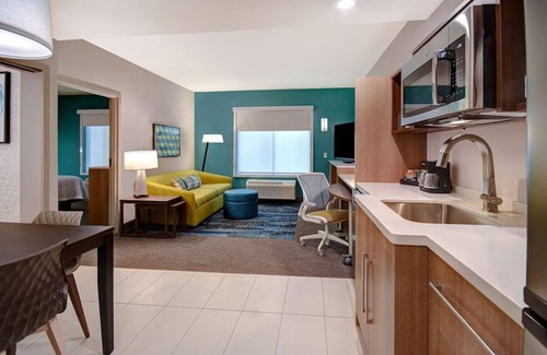 Downtown Tucson Hotel | 2 Pet-friendly Units. Pool. Breakfast! Short Drive to Tucson Botanical Gardens