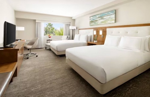 Tucson Hotel | 2 Queen Beds, 4 Relaxing Units, Hilton Tucson East