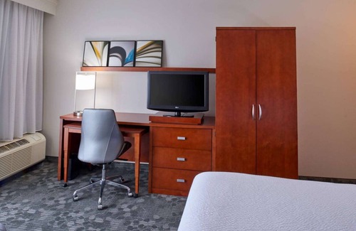 Indianapolis Hotel | 2 Relaxing Units Close to Butterfly Village! Indoor Pool, Pet-friendly!