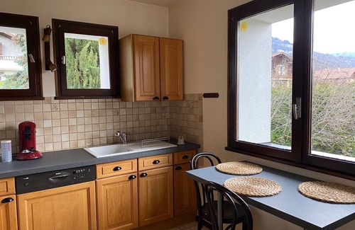 Menthon-Saint-Bernard Apartment | 2-storey, 4-bedroom apartment in a detached house in Menthon St B