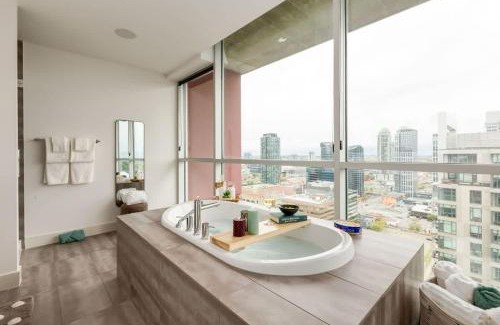 Beltline Apartment | 2 Storey Penthouse Panoramic Views Parking Stampede
