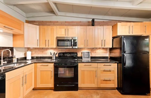 Hancock House | 2 Units with 5 bedrooms, 10 Mins Downtown, Next to UT, Free parkingn