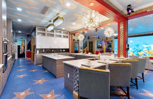 Loughman House | 20 Bedroom Hollywood Themed Mansion Private Pool+Lazy River