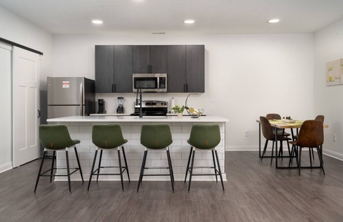 Whitestown Apartment | 20 mins DT | Sleeps 3 | Opulent Suite Spacious Gym