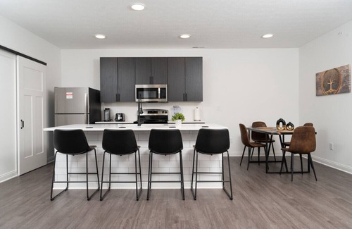 Whitestown Apartment | 20 mins DT| Sleeps 5 | Illustrious Haven Spacious