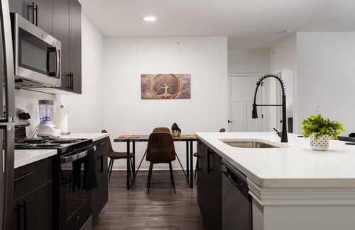 Whitestown Apartment | 20 mins DT| Sleeps 5 | Illustrious Haven Spacious