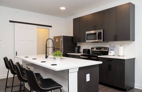 Whitestown Apartment | 20 mins DT| Sleeps 5 | Illustrious Haven Spacious