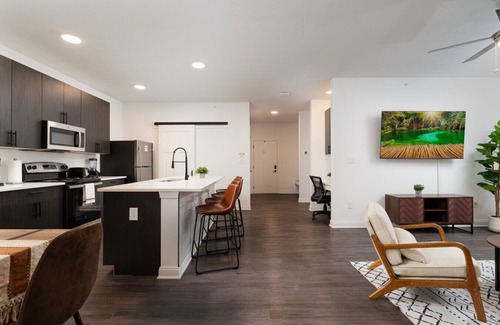 Whitestown Apartment | 20 mins DT | Sleeps 9 | Earthy Elegance Spacious