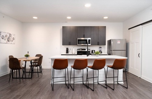 Whitestown Apartment | 20 mins DT | Sleeps 9 | Earthy Elegance Spacious