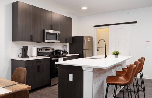 Whitestown Apartment | 20 mins DT | Sleeps 9 | Earthy Elegance Spacious