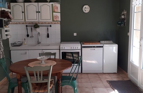 Chateauneuf-de-Gadagne Apartment | 200 meters from the heart of the village, App 55 M² WiFi In a closed courtyard, quiet