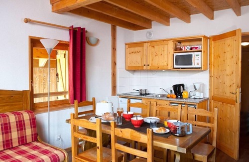 Saint-Sorlin-d'Arves Apartment | 200m from ski slopes, fitness, swimming pool, terrace, balcony, parking, 40-45m²