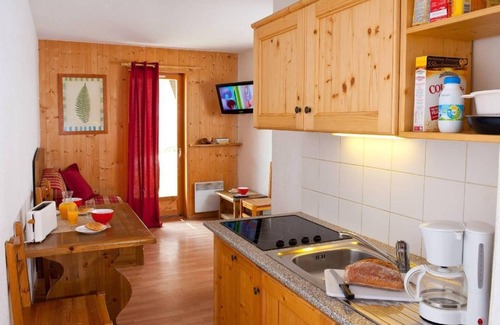 Saint-Sorlin-d'Arves Apartment | 200m from ski slopes, fitness, swimming pool, terrace, balcony, parking, 40-45m²