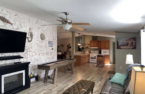 Weeki Wachee Gardens House | 200yd paddle to the Weeki Wachee River