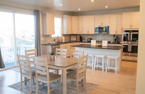 Provo Bay House | 2021 New build 3BD/2.5Bath Located 5 min. from Provo Airport and I15 Freeway!