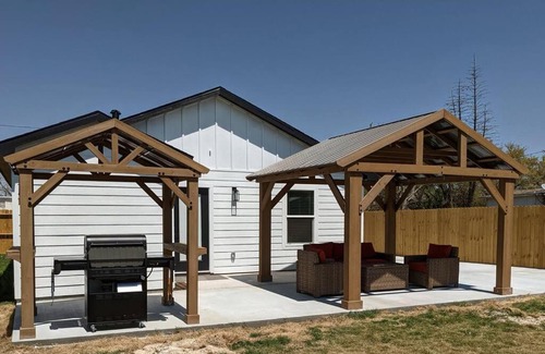 Flour Bluff House | 2022 Built Modern Family-Friendly Oasis