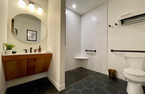 Waunakee Hotel | 205 - Queen Suite