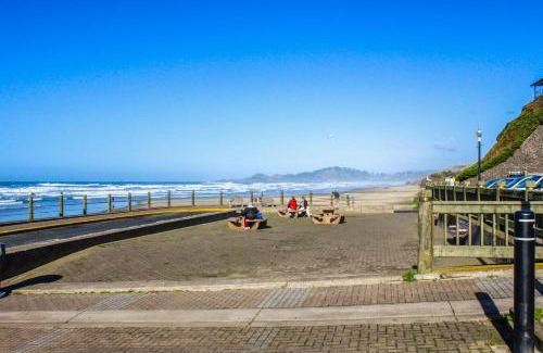 Newport Hotel | 209 Gritz's Hideaway