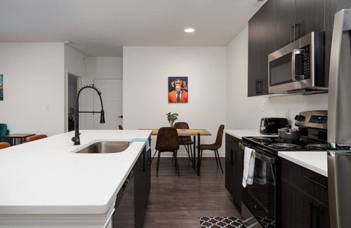 Whitestown Apartment | 20mins DT Indy| Sleeps 5 | Radiant Vibes Spacious