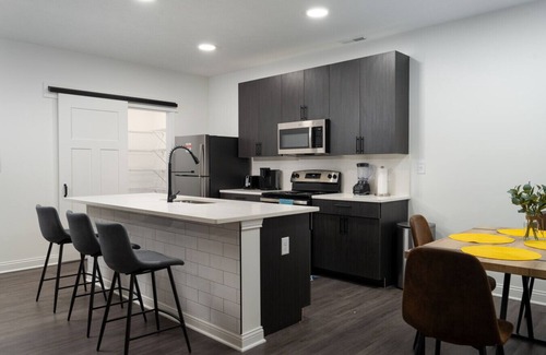 Whitestown Apartment | 20mins DT Indy | Sleeps 3 | Golden Sun SpaciousGym
