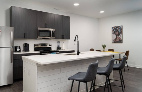 Whitestown Apartment | 20mins DT Indy | Sleeps 3 | Golden Sun SpaciousGym